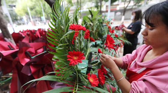 花开灿烂会有时——昆明花店“十一”假日赶制订单花篮