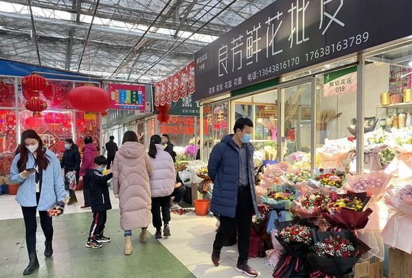 情人节将至，郑州花卉市场小玫瑰花束热卖，99只玫瑰花价格破千