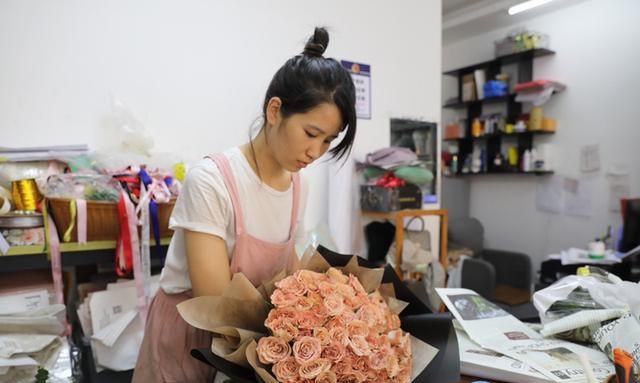 深晚记者探访七夕花市：鲜花市场持续升温 消费者青睐线上购花