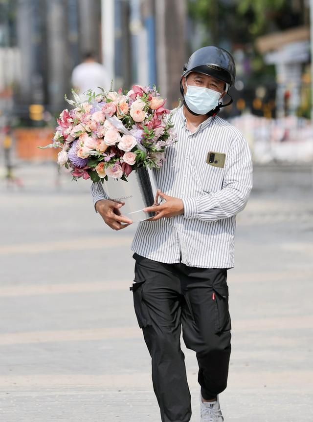 深晚记者探访七夕花市：鲜花市场持续升温 消费者青睐线上购花