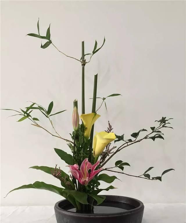 在传统的中式插花里有：瓶、盘、缸、碗、筒、篮六大花器图1