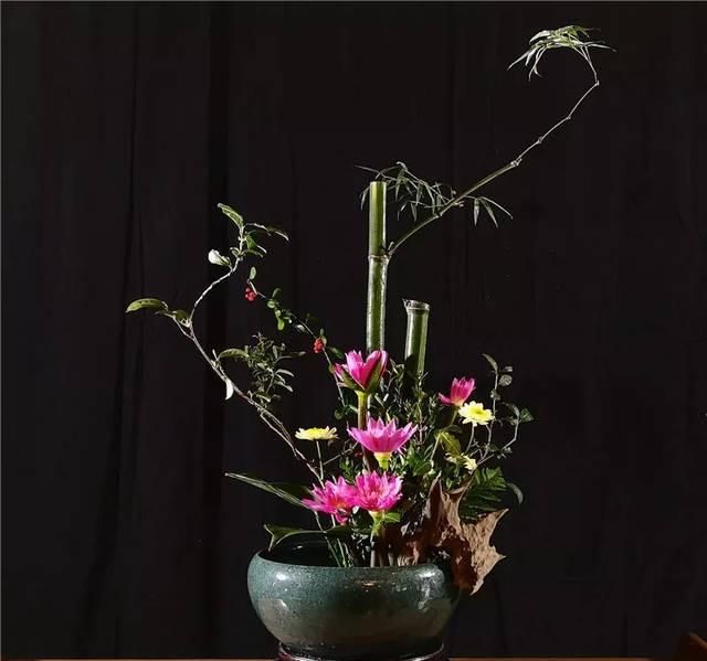 在传统的中式插花里有：瓶、盘、缸、碗、筒、篮六大花器图3