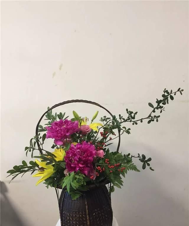 在传统的中式插花里有：瓶、盘、缸、碗、筒、篮六大花器图6