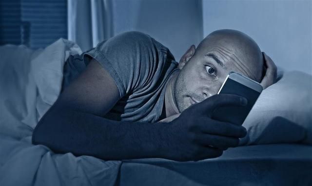 总是喜欢在睡前玩手机的人，不用多久，身体就会“落下”7个毛病