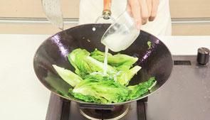 厨师长教你如何做蚝油生菜，色泽翠绿，蚝鲜味足，连汤汁都可泡饭